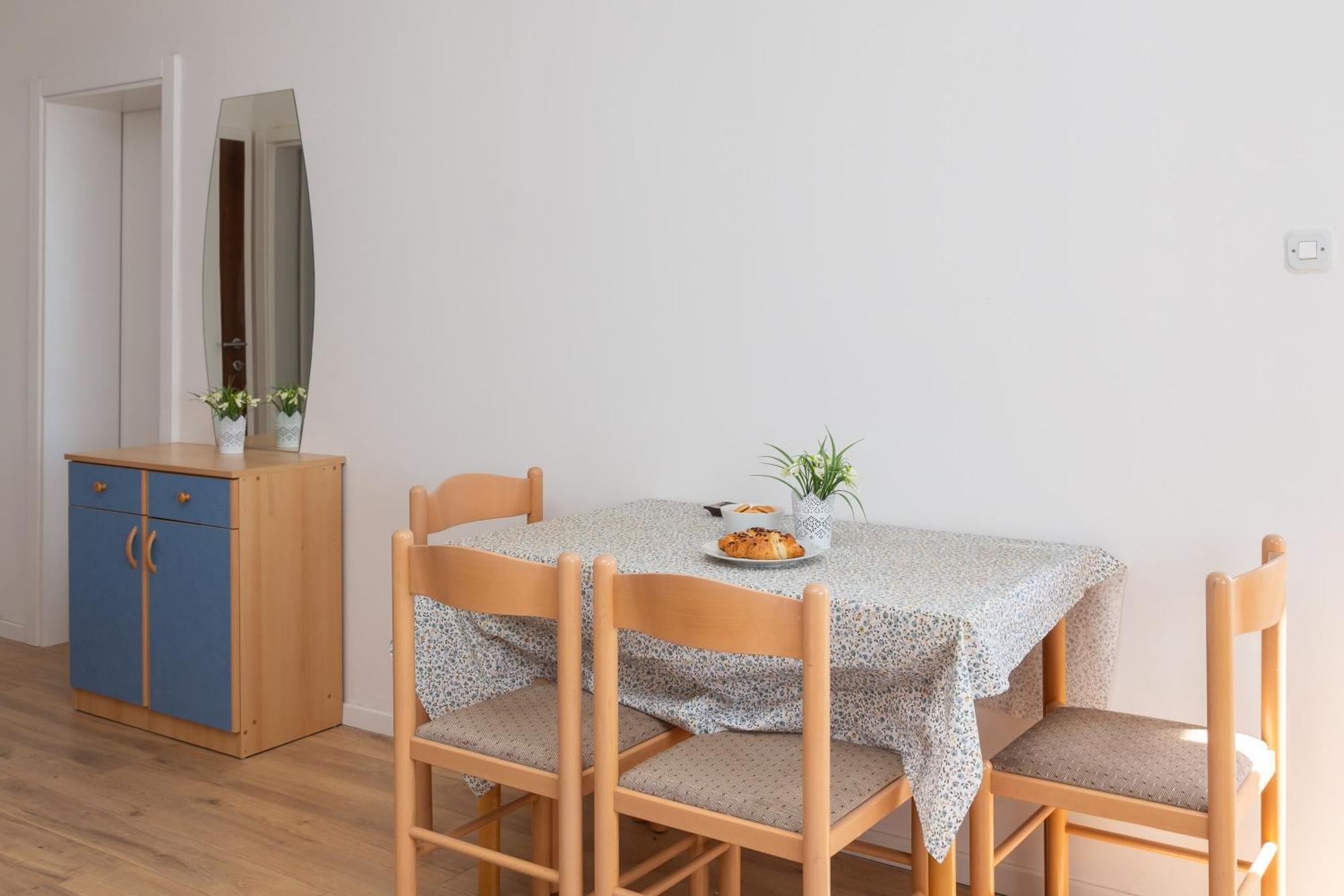 Apartments Near Central Beach With Free Parking Makarska Room photo