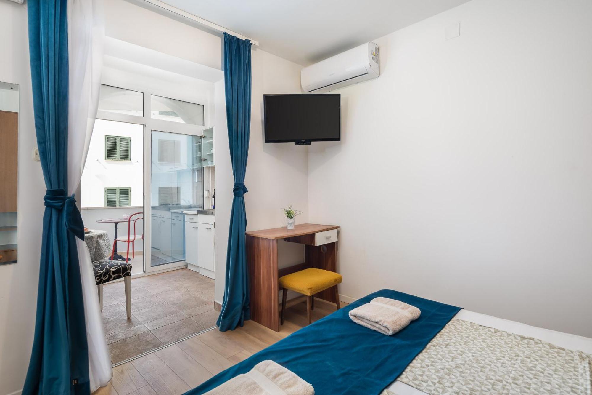 Apartments Near Central Beach With Free Parking Makarska Room photo