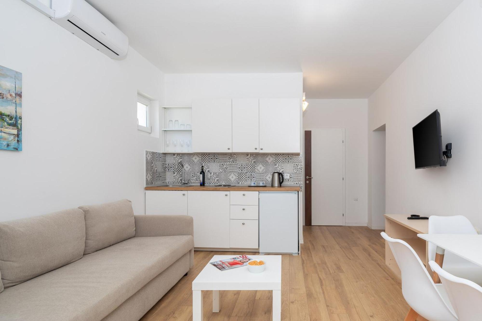 Apartments Near Central Beach With Free Parking Makarska Room photo
