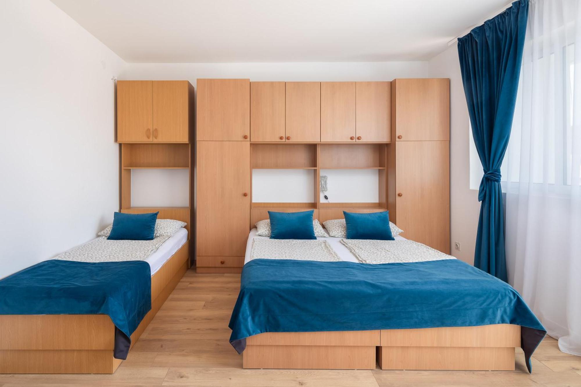 Apartments Near Central Beach With Free Parking Makarska Room photo