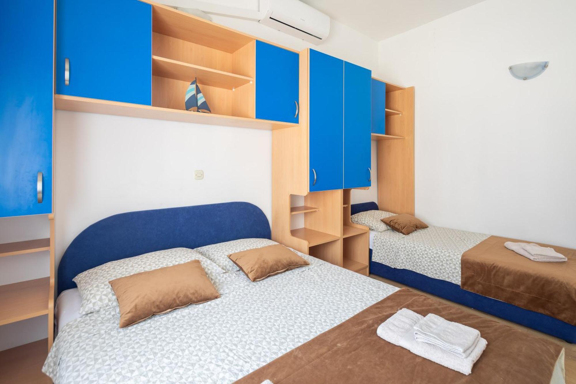 Apartments Near Central Beach With Free Parking Makarska Room photo