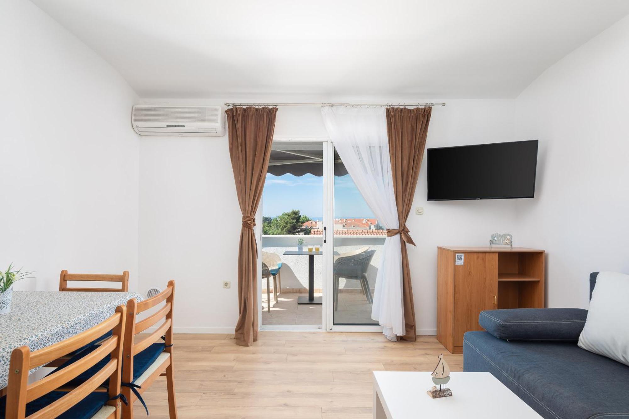 Apartments Near Central Beach With Free Parking Makarska Room photo