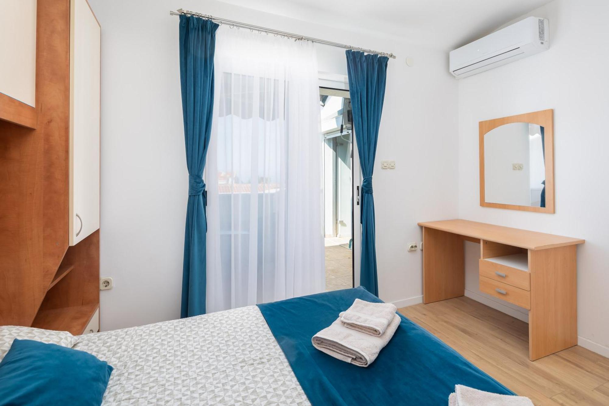 Apartments Near Central Beach With Free Parking Makarska Room photo